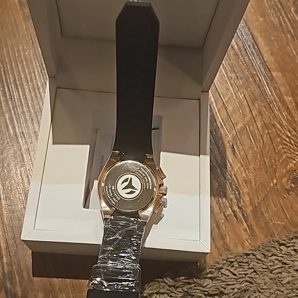 TechnoMarine Women's Rose gold watch - Picture 14 of 17